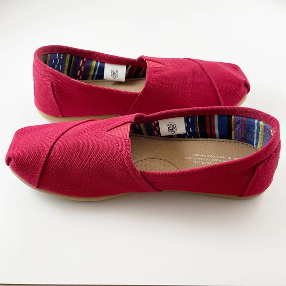 Tom’s Women’s Red Canvas Moccasin Flats - Picture 4 of 9